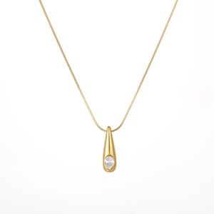Elegante gouden roestvrijstalen ketting met een sprankelende zirkoon waterdruppel hanger