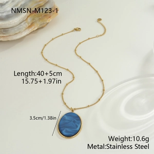 Dettaglio di una collana in acciaio inossidabile dorato con pendente ovale blu marmo