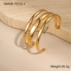 Bracelet manchette minimaliste en acier inoxydable doré avec texture martelée à trois rangs