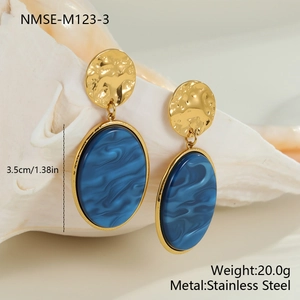 Dettaglio di orecchini pendenti in resina blu vintage in acciaio inossidabile donna