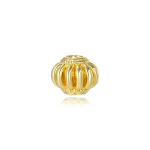 Cuenta espaciadora de metal dorado en forma de calabaza con textura de rayas verticales