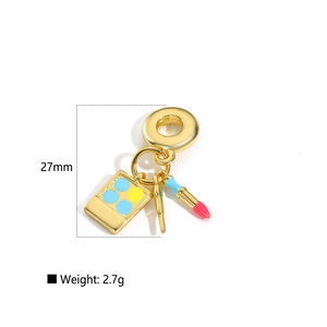 Detail of makeup-themed gold pendant with 27mm height and 2.7g weight specifications