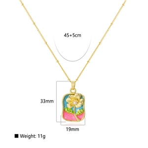 Collier pendentif floral style jardin avec fleur émaillée, perle et chaîne en or ajustable