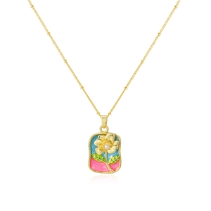 Détail du pendentif rose avec émail et perle sur une chaîne dorée raffinée
