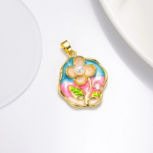 Détail du pendentif fleur avec émail bleu, perle fantaisie et accents en métal doré
