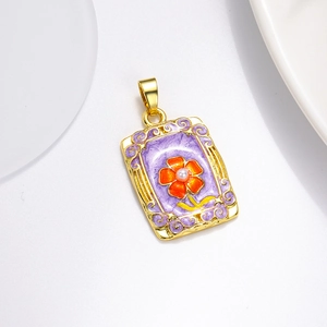 Détail du pendentif fleur doré avec émail violet et perle d'imitation blanche