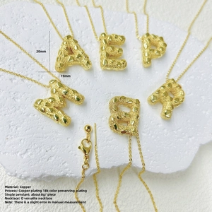 18k vergulde koperen A-Z alfabet hanger ketting met een gehamerde textuur