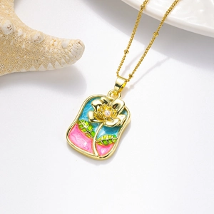 Vue détaillée du pendentif rose en émail doré avec perle et décor marin élégant