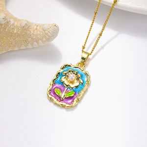 Détail d'un pendentif rose en émail avec perle blanche sur un collier doré élégant