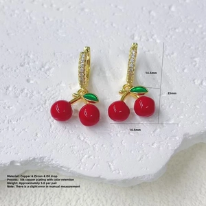 Detalle de pendientes de cereza en cobre chapado en oro de 18k con esmalte rojo y verde