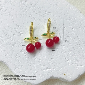 Detalle de pendientes de cereza con hojas de circón verde y ganchos bañados en oro