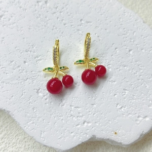Pendientes de cereza con cuentas rojas y hojas de cristal verde sobre base dorada