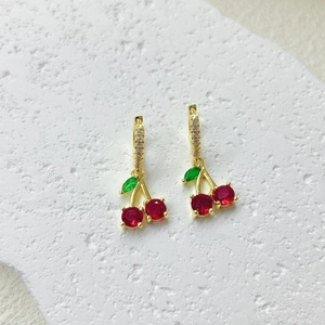 Elegantes pendientes de cereza con cristales rojos y hojas verdes bañados en oro