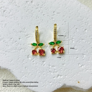Vista detallada de pendientes de cereza con dimensiones y cobre chapado en oro de 18 quilates