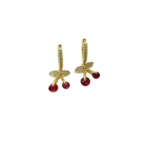 Pendientes de aro con cerezas de cristal rojo y detalles de circonitas brillantes