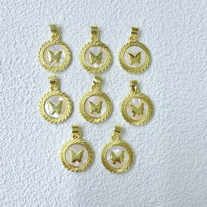 Detalle de colgantes de mariposa dorados con nácar blanco para creación de joyas DIY