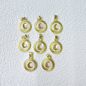 Detalle de colgantes de luna dorada con incrustación de nácar para joyas DIY