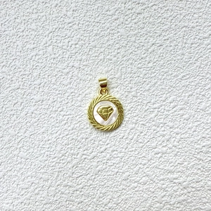 Detalle de colgante redondo dorado con nácar e icono de diamante para joyería DIY