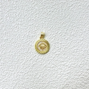 Detalle del colgante Saturno dorado con textura de cuerda para collares DIY
