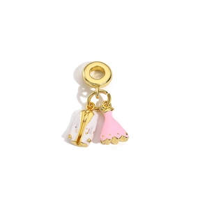 Colgante nupcial con traje de novio dorado y vestido de novia rosa para joyería DIY