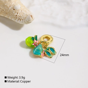 Macro de colgantes de verano de cobre de 24mm con detalles de esmalte de limón y chancla
