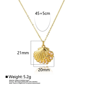 Detail van gouden schelphanger met zeester en parels inclusief afmetingen van 45+5cm ketting
