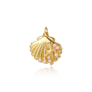 Gouden schelphanger met witte parels en zeester op een witte reflecterende basis