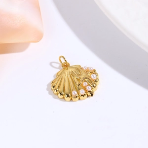 Schelphanger ketting met roze parels en zeesterbedel op een minimalistische achtergrond
