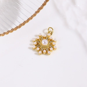 Detail eines Sonnenblumen-Anhängers mit Perle und 18K vergoldeten Zirkonia-Blütenblättern
