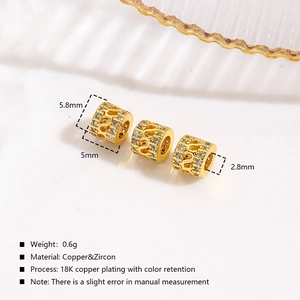 Makroaufnahme von drei 18K vergoldeten Hohlperlen mit Zirkonia-Einlage für DIY-Schmuck