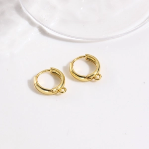 Detalle de ganchos para pendientes en forma de U dorados con bucles para joyería DIY