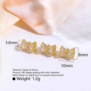 Makroaufnahme der 18K vergoldeten Schleifen-Abstandshalter mit Zirkonia-Inlays für DIY