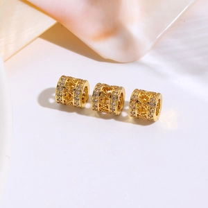 Makroansicht vergoldeter Hohlperlen mit glitzerndem Zirkonia für DIY-Schmuck