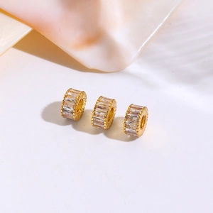 Nahaufnahme der 18K vergoldeten Zwischenperlen mit Zirkonia-Inlay für DIY-Schmuck