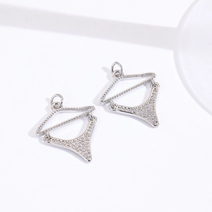 Dettaglio di pendenti geometrici in argento con zirconi micro-pave per gioielli fai-da-te