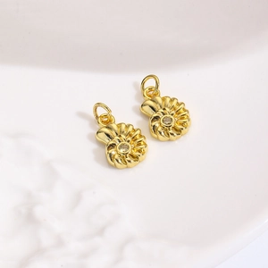 Detail van een gouden spiraalschelp hanger met zirkoon voor DIY sieraden maken