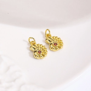 Macro-opname van gouden nautilus-bedeltjes met rode zirkonia voor DIY-sieraden maken