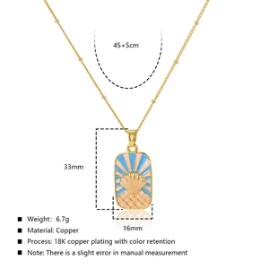 Detail van een rechthoekige 18K vergulde koperen hanger ketting met kleurrijk emaille