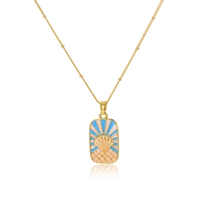Gouden ketting met vierkante emaille hanger en schelpreliëf op een witte spiegelende basis