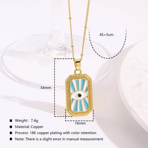 Detail van de 18K vergulde koperen ketting met evil eye hanger en 34x16mm afmetingen