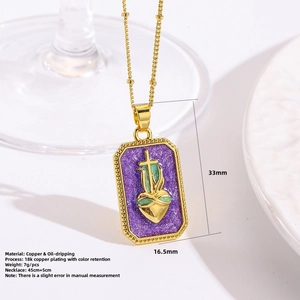 Detail van een vierkante tarot hanger met gouden hart en kruis op paarse glitters