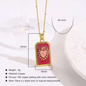 Detail van rode emaille tarotketting met roze hart en oog op 18K verguld koperen hanger
