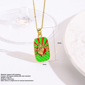 Detail van een 18K vergulde tarotketting met schelpmotief en gekleurde oliedruppel-afwerking