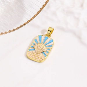 Detailopname van een rechthoekige gouden hanger met schelp en blauw emaille