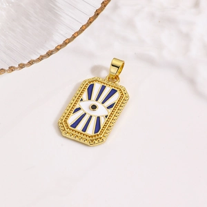 Macro-detail van een gouden rechthoekige boze oog hanger met blauw-witte emaille stralen
