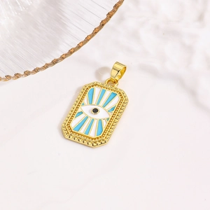 Detailopname van de blauwe emaille evil eye tarot hanger met gouden kralenranden