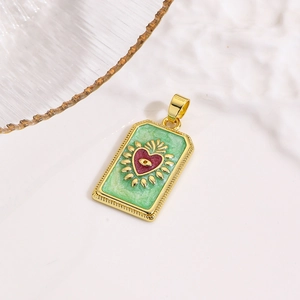 Detailopname van de rechthoekige tarot hanger met groen emaille en gouden hart