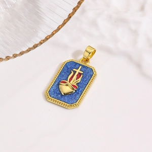 Detailopname van een gouden vierkante hanger met heilig hart reliëf en blauwe glitterbasis