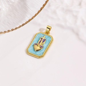 Detail van een gouden rechthoekige hanger met blauw emaille, gouden hart en kruismotief