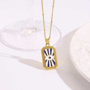 Macro-opname van een gouden tarot hanger met blauw emaille oog aan een fijne kralenketting